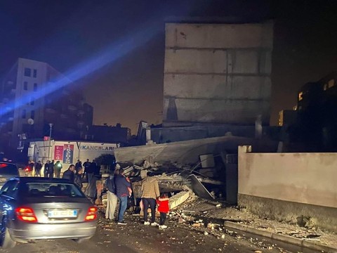 Un puissant séisme fait au moins seize morts en Albanie