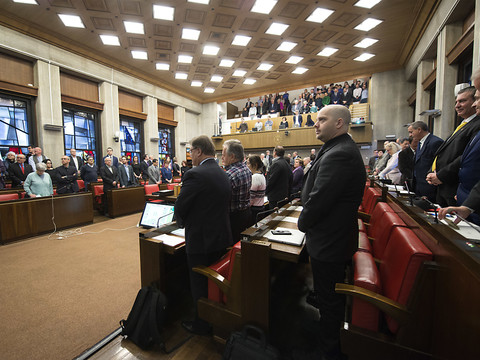 La neutralité religieuse exigée des élus des parlements est abrogée
