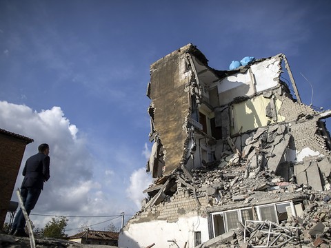 Séisme: l'Albanie en deuil recherche désespérément des survivants