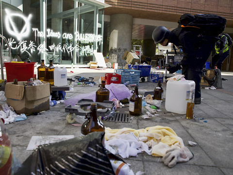 La police hongkongaise entre dans le campus assiégé