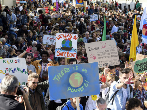 Manifestations pour le climat à travers le monde et dans 18 villes suisses