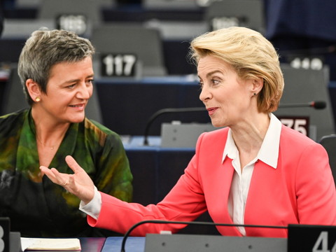 Ursula Von der Leyen, une proche de Merkel adoubée par Macron
