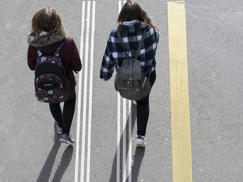 Une ado agresse son prof de math avec un couteau en France