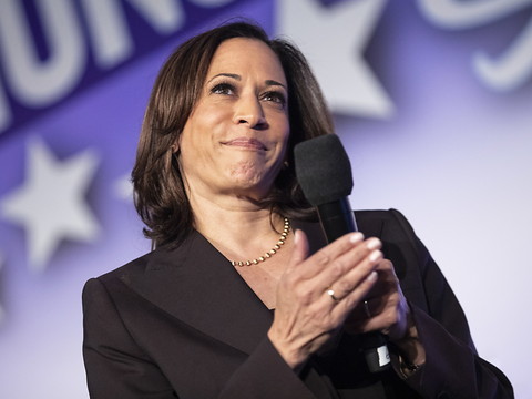 Présidentielle américaine: la sénatrice Kamala Harris abandonne la primaire démocrate