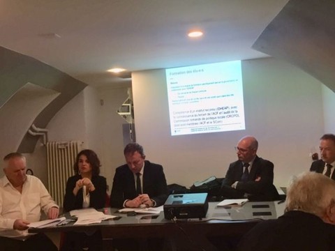 Fribourg veut enrayer la vague de démissions dans ses communes