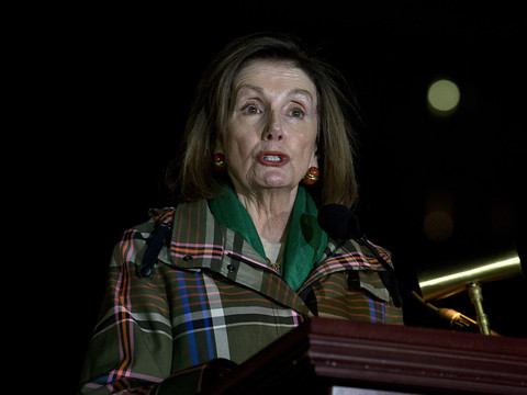 Pelosi demande que soit rédigé l'acte d'accusation contre Trump