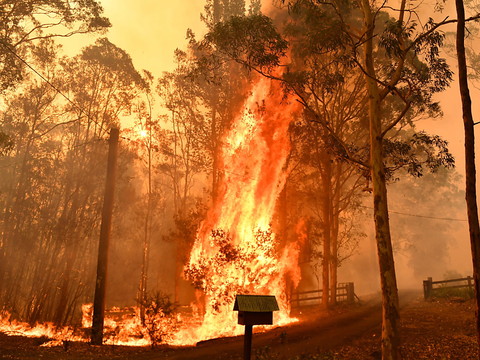 Des incendies fusionnent en un 