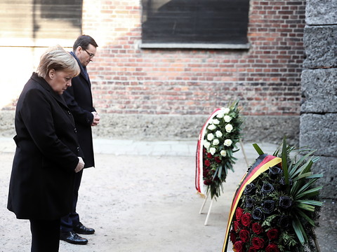 Merkel à Auschwitz: crimes nazis part de la mémoire allemande