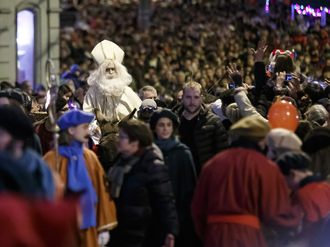Quelque 30'000 personnes font la fête à Saint-Nicolas à Fribourg