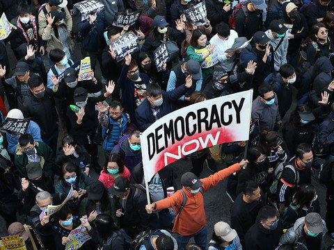 Grande manifestation à Hong Kong pour les six mois de contestation