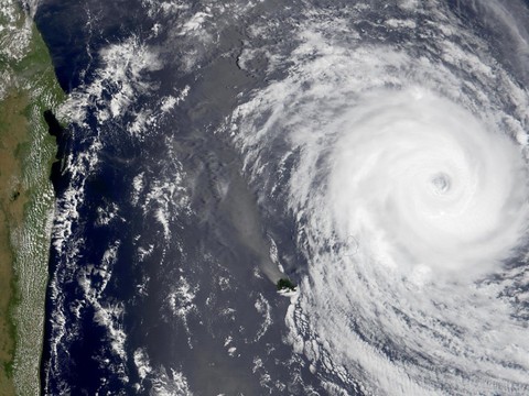 Mayotte, En Alerte Rouge, Se Prépare Au Passage D'un Cyclone - RFJ ...