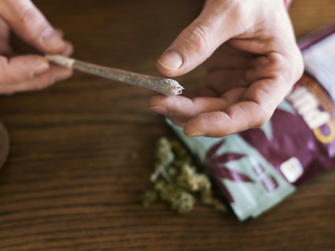Le National débat des essais pilotes de distribution de cannabis