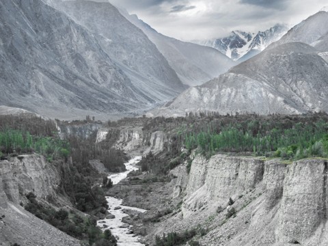 Les Châteaux Deau De Montagne De La Planète Menacés