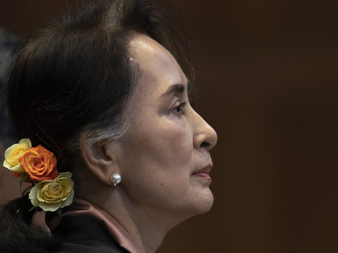 Aung San Suu Kyi appelée à 