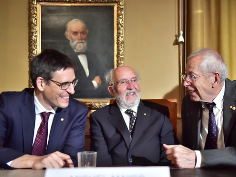 Michel Mayor et Didier Queloz ont reçu leur Prix Nobel