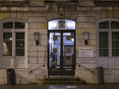 Matricide: 18 ans et 16 ans de prison requis à La Chaux-de-Fonds