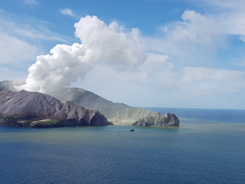 Le volcan encore trop menaçant pour récupérer les corps