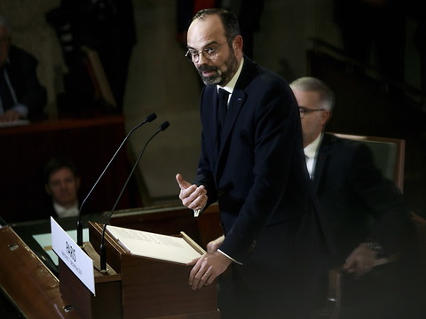 Retraites françaises: des concessions, mais la fronde continue