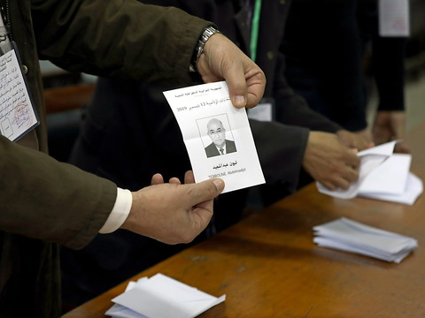 Un ex-fidèle de Bouteflika élu président, la rue le conspue