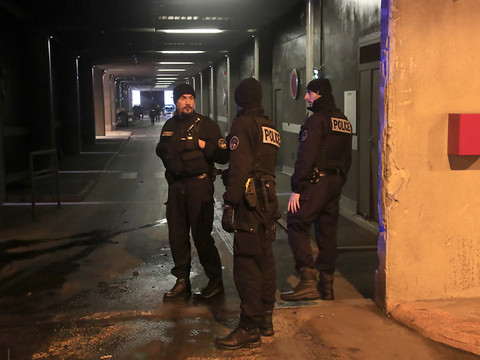 Paris: des policiers tuent un homme qui les menaçait avec une scie