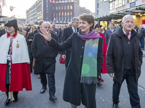 Bain de foule pour Simonetta Sommaruga et Hans Stöckli à Bienne