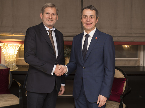 Le commissaire européen adopte un ton adouci avec la Suisse
