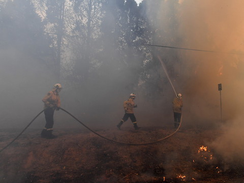 Feux de forêts en Australie: 2 pompiers perdent la vie