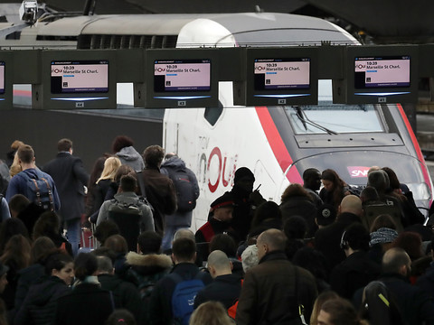 Trafic très perturbé en France au premier jour des vacances de Noël