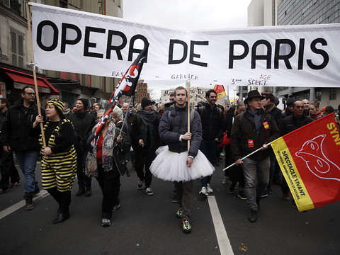 Le Lac des Cygnes sur le parvis: l'Opéra de Paris fait la grève