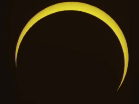 Les astronomes amateurs admirent une éclipse cercle de feu en Asie