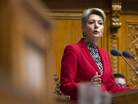 Karin Keller-Sutter propose d'équiper les victimes d'un pisteur