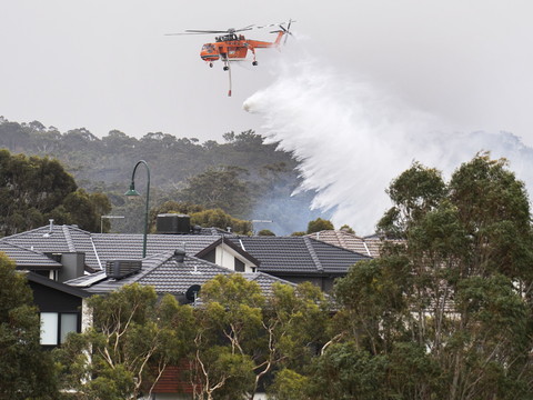 Les incendies approchent Melbourne, un pompier décédé