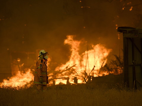 Situation dramatique à Mallacoota en Australie, encerclé par les flammes