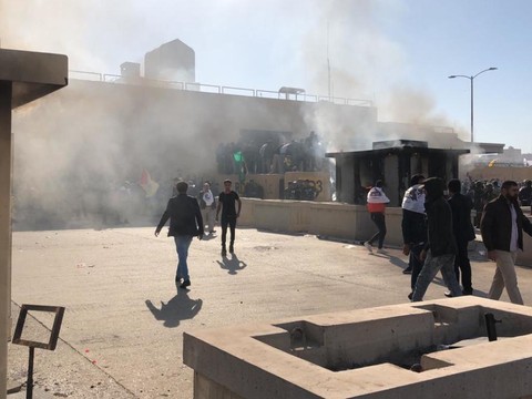 Des milliers d'Irakiens en colère attaquent l'ambassade américaine