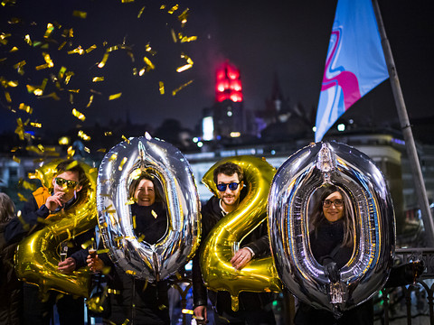 Milliers de personnes dans les rues suisses pour accueillir 2020