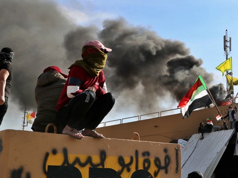 Les manifestants irakiens pro-Iran s'éloignent de l'ambassade US