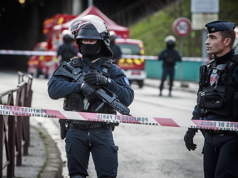 Un mort et deux blessés dans une attaque au couteau près de Paris