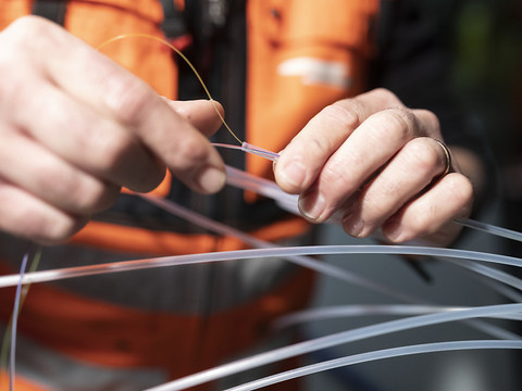 Fibre optique: les rivaux de Swisscom invités à changer de faîtière