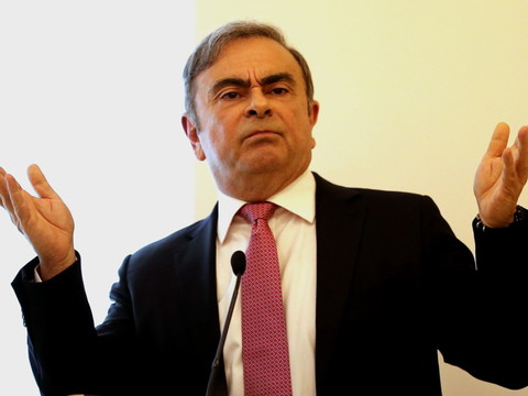 Offensif, Carlos Ghosn dénonce 