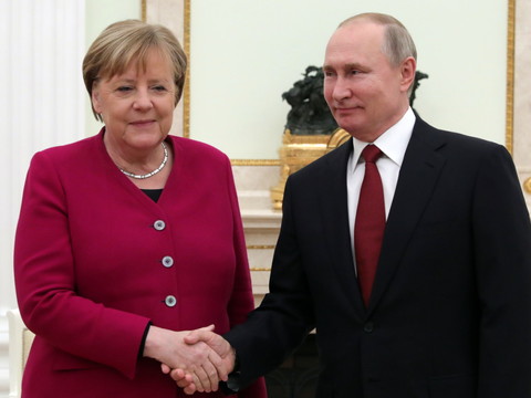 Libye: Poutine et Merkel appellent à la désescalade