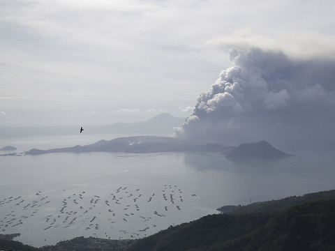 Volcan philippin: des milliers d'habitants dans l'incertitude