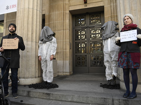 Des activistes climatiques mènent une action à UBS à Lausanne