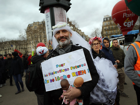 La mobilisation persiste en France, le gouvernement espère tourner la page