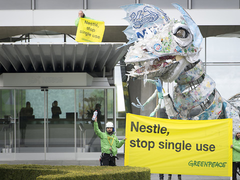 Nestlé investit 2 milliards de francs dans les plastiques recyclés