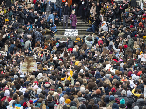 Environ 10'000 manifestants au côté de Greta Thunberg pour la Grève du climat à Lausanne