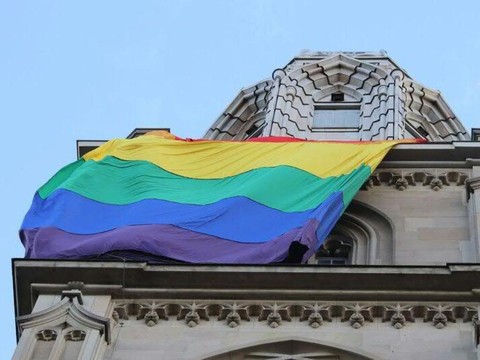 Un immense drapeau arc-en-ciel sur la Grossmünster à Zurich