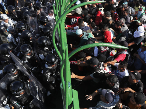 Une caravane de migrants a tenté d'entrer au Mexique