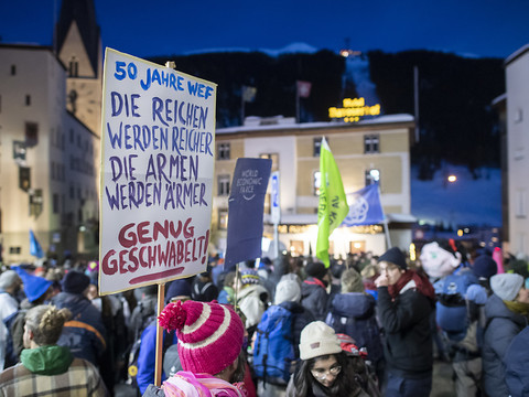 Quelque 400 activistes ont manifesté à Davos contre le WEF