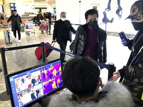 Virus chinois: contrôles renforcés dans le monde