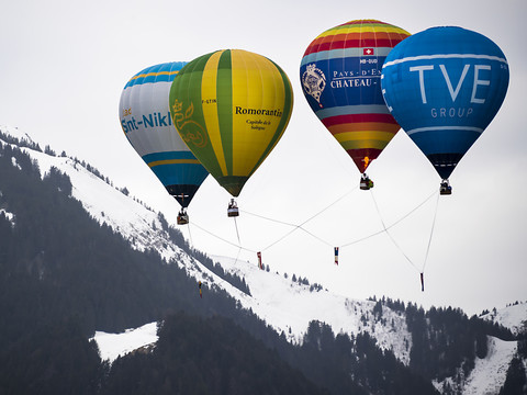 Affluence pour le festival de ballons à Château d'Oex